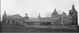 Zuid-oost zijde kasteel met hoeve rond 1900